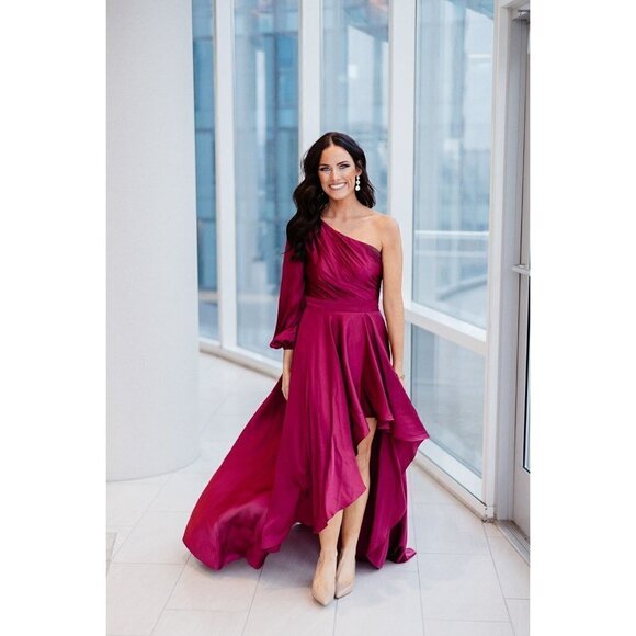 MAC DUGGAL One-Shoulder Long Sleeve Satin High/Low Gown in Berry Size US 0 - Picture 4 of 13